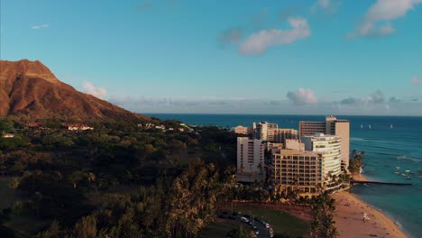 Aerial-drone-footage-of-Honolulu,-Hawaii