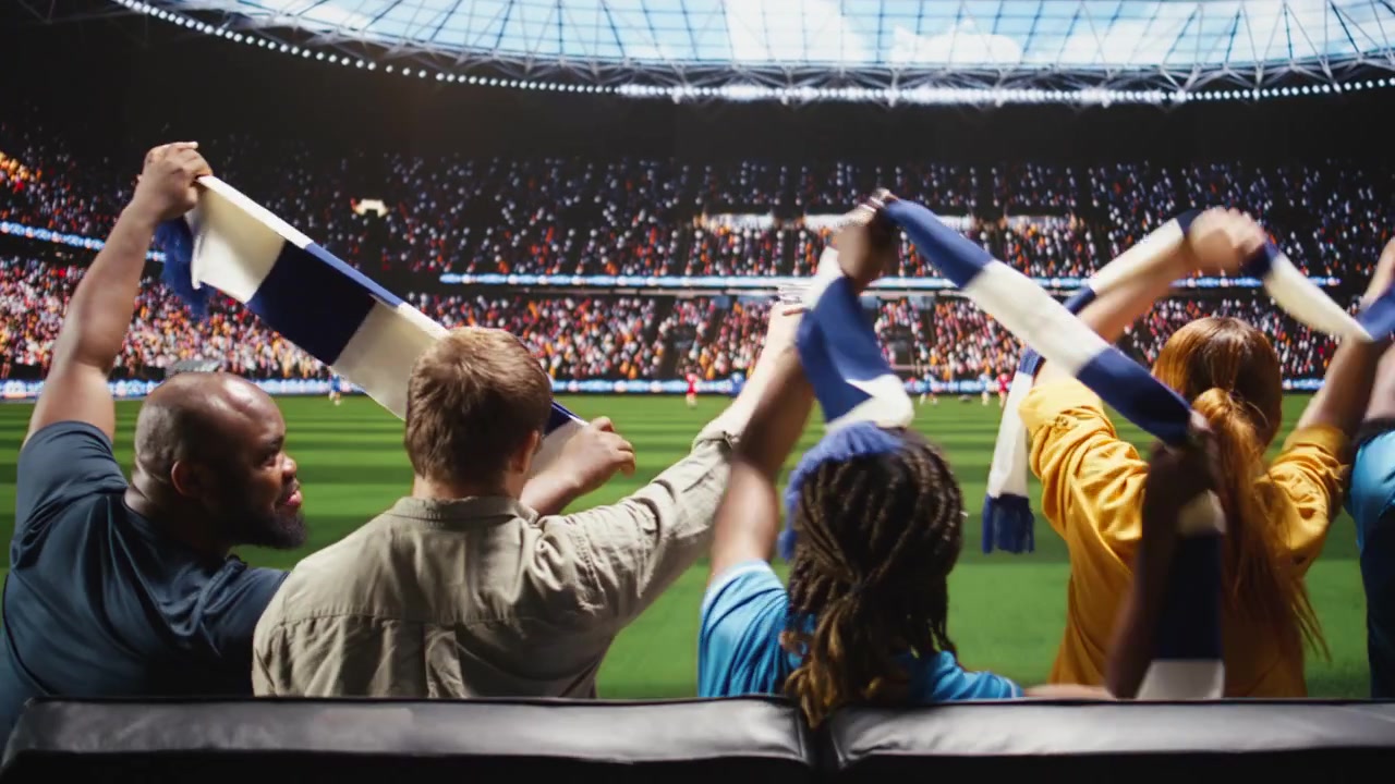 Aficionados al fútbol siguiendo un partido desde el sofá, con un realismo de estadio asombroso