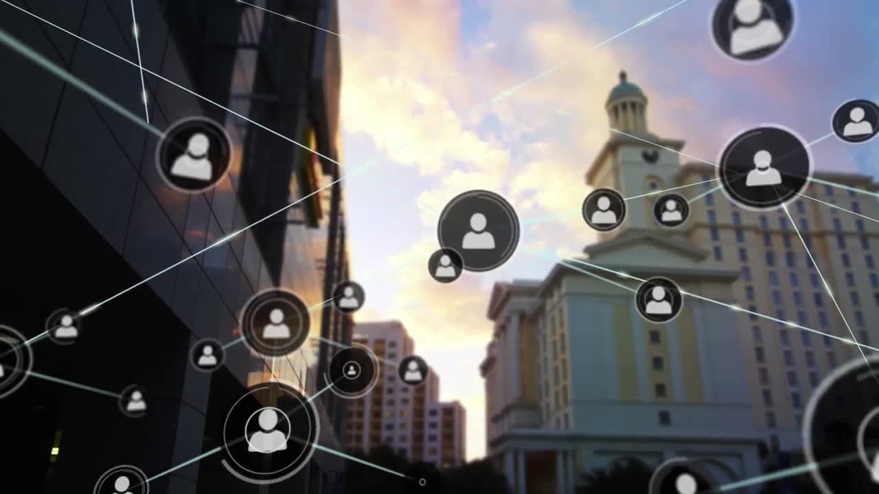 анимация икон, соединенных линиями, с низким углом зрения на современные здания на облачном небе.