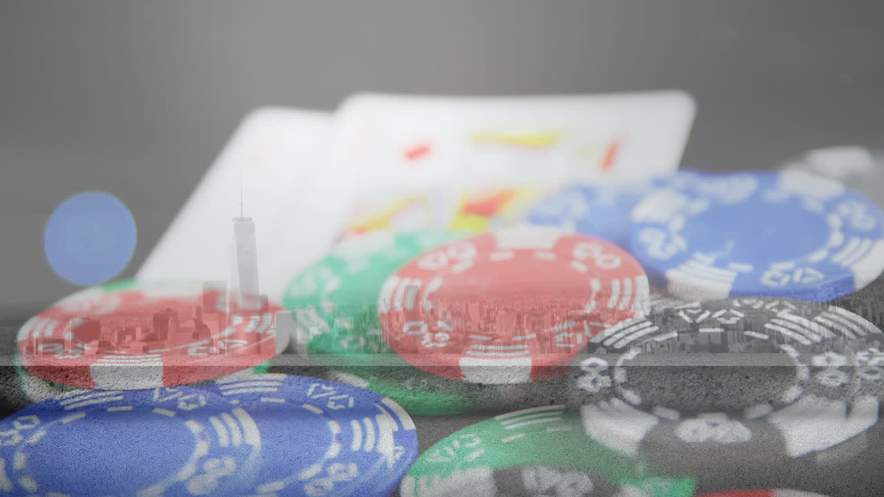 Animazione di carte da gioco e fiches sopra un paesaggio urbano