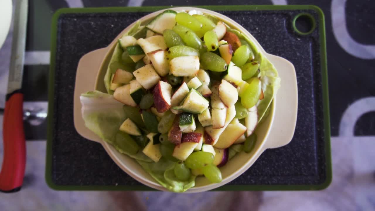 Früchte und Salat in der Schüssel