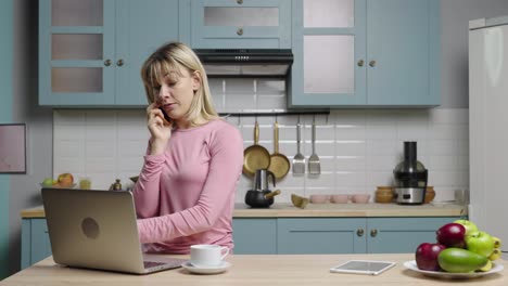 mujer trabajando en la cocina de casa