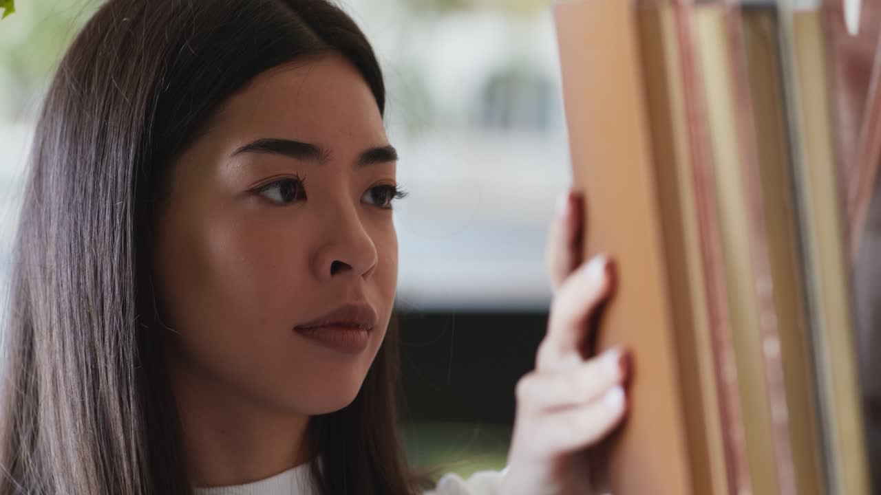 도서관 에서 책 을 선택 하는 여자