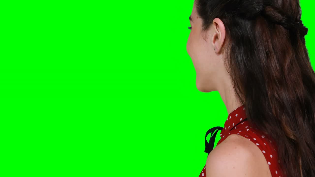 Mulher sorrindo contra tela verde