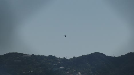 helicóptero vuela bajo sobre las montañas