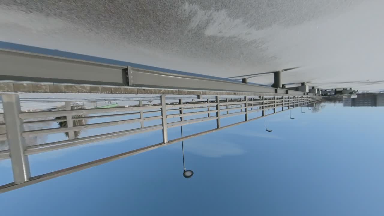 rodando imágenes del puente atrapado por el hielo de un río congelado en un soleado día de verano