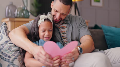 padre e hija comparten un regalo en forma de corazón