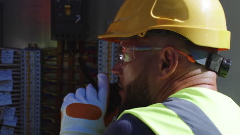 electricista que trabaja en el panel eléctrico