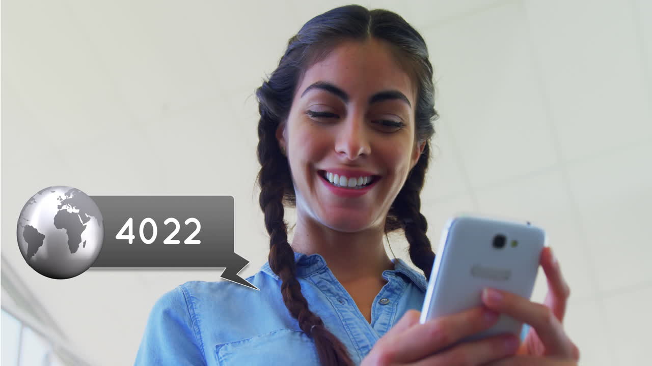 mujer comprobando sus notificaciones 4k