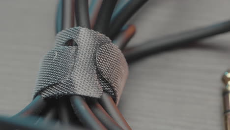 primer plano de los cables y conectores de audio
