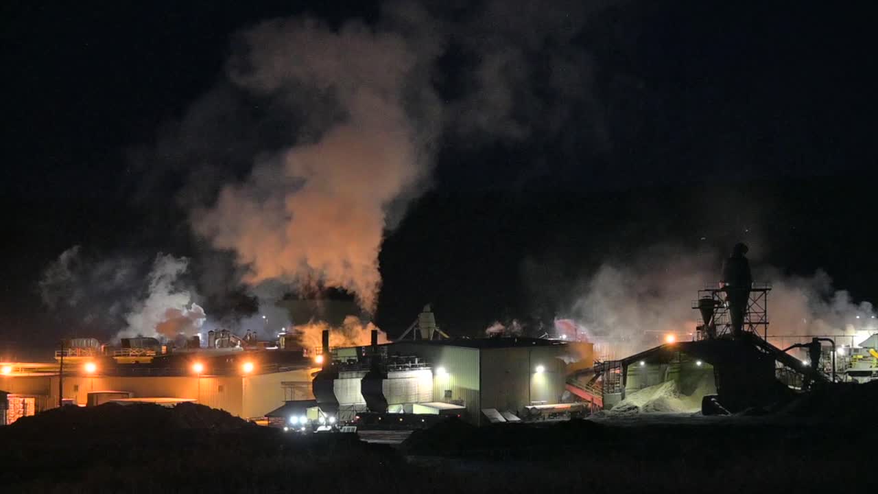 제재소 작업 중에 톱밥 사일로의 야간 항공 샷