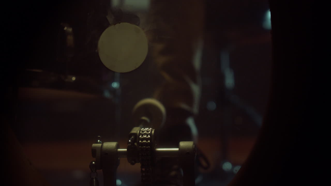 Musicista irriconoscibile che suona la batteria con il pedale in uno studio di registrazione.