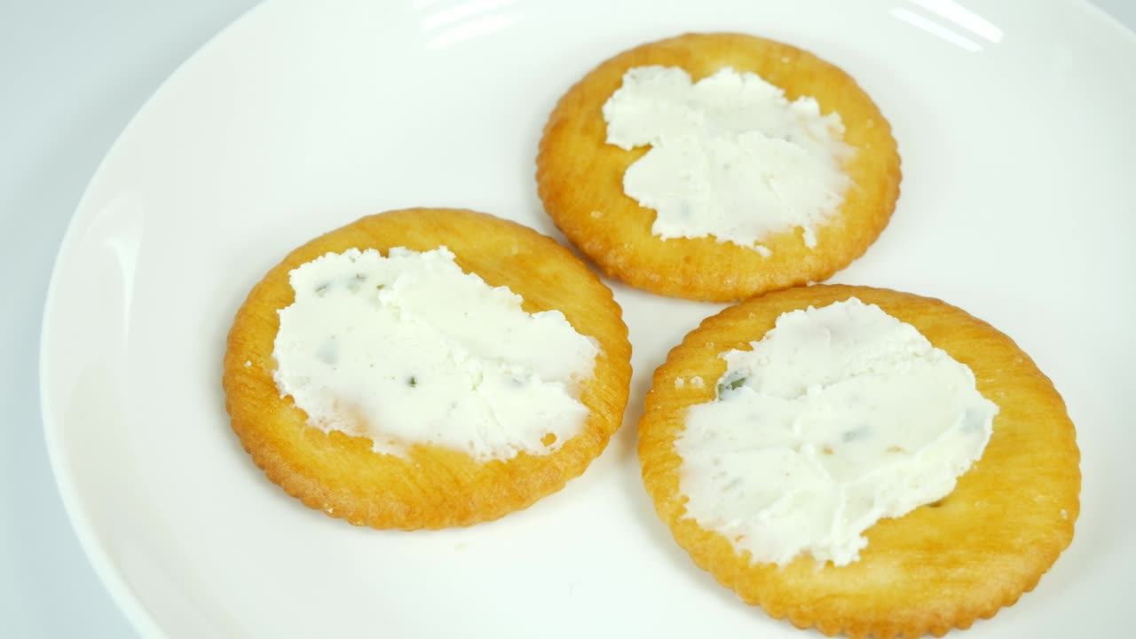 잔디 치즈와 함께 둥근 크래커