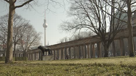 Jardín-Del-Patio-Interior-De-La-Columnata-En-Berlín-En-La-Isla-De-Los-Museos-Con-La-Torre-De-Televisión-De-Berlín-Al-Fondo