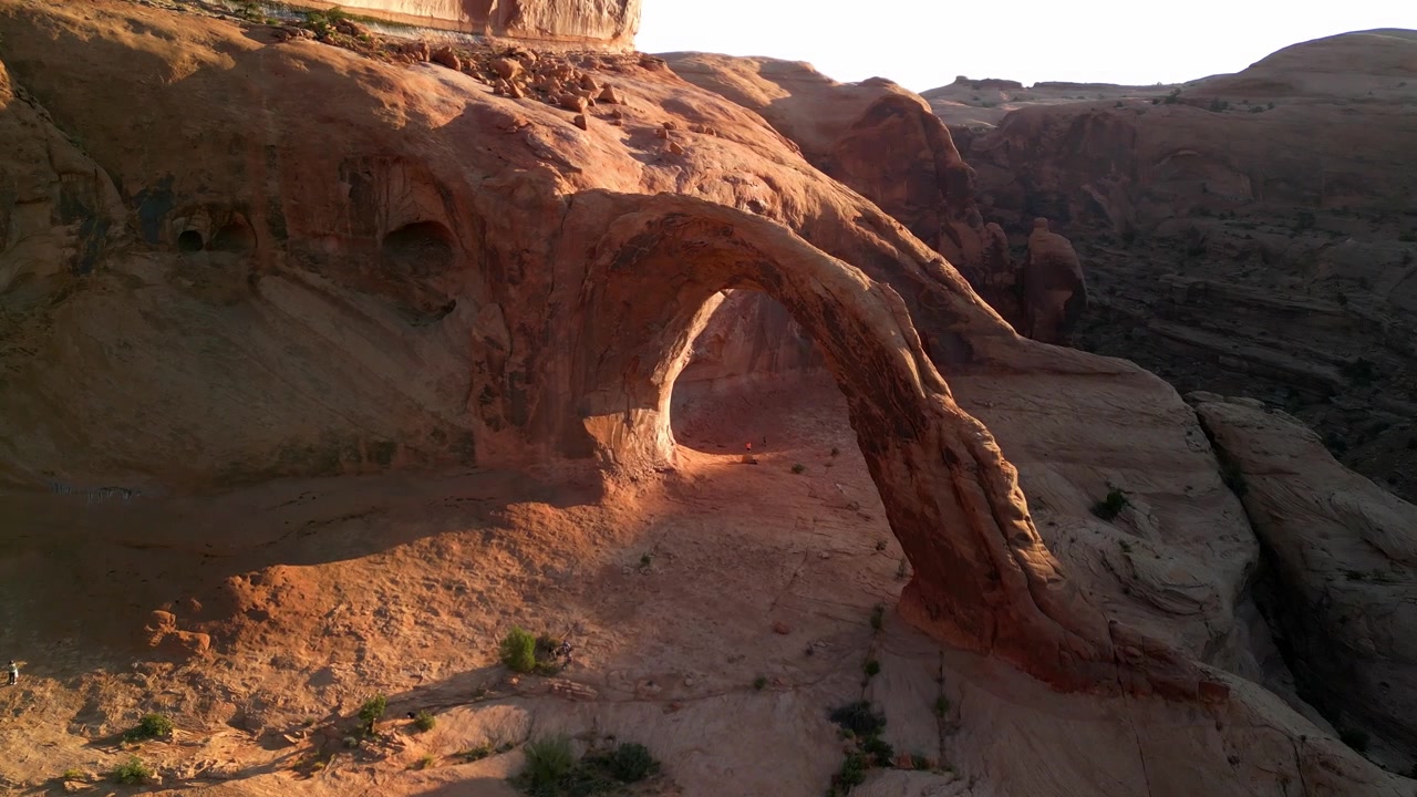Filmato drone 4K che sorvola Moab, Utah, con l'iconico Arco Corona e il tortuoso fiume Colorado, catturando drammatici canyon di roccia rossa, paesaggi desertici e la bellezza panoramica del Sud-ovest