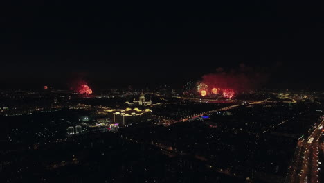 Celebración-Del-Día-De-La-Victoria-Con-Fuegos-Artificiales-En-La-Noche-De-Moscú