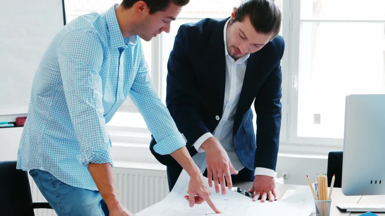 colegas de negocios discutiendo sobre el plan