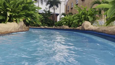 pov a lo largo del río perezoso durante un día brillante