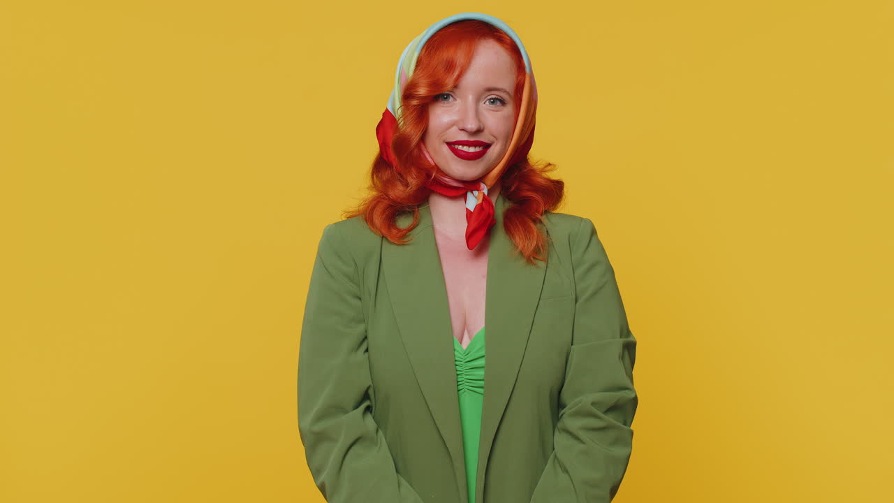 사랑스러운 쾌활한 여성은 제안을 승인, 승인 머리를 흔들고, 좋은 일에 만족, 같은