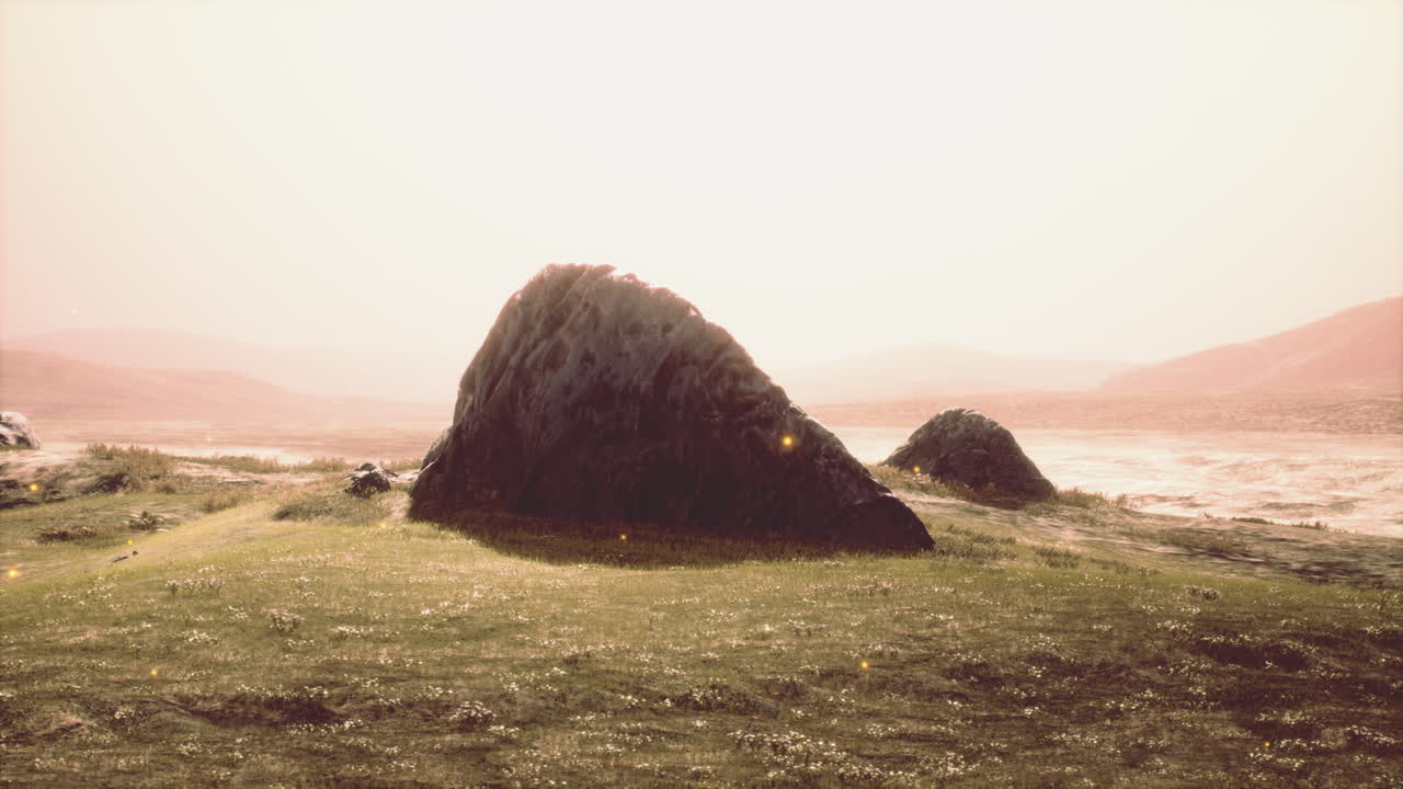 piedra aislada en el prado en las montañas