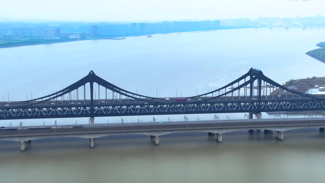 남진 시 (南京市) - 국제 청소년 문화 센터, 강 다리, 교통 흐름, 스카이라인 근처의 비는 시간, 고층 건물, 랜드마크 건물