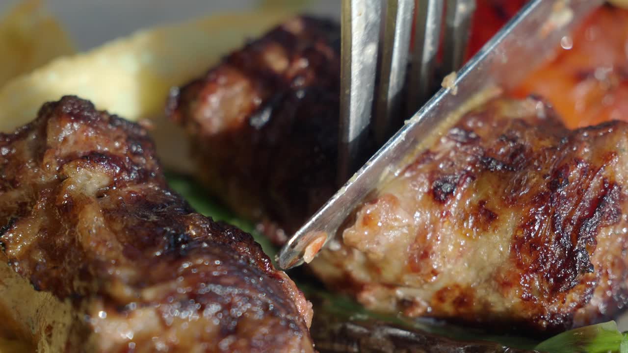 접시 위 에 있는 그릴 된 고기 의 클로즈업