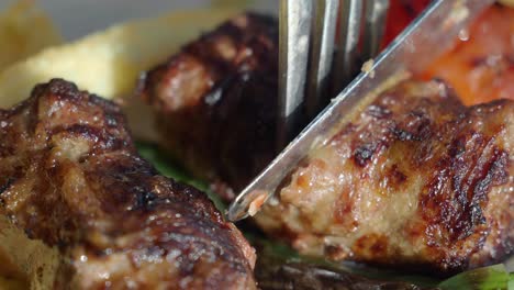 cerca de la carne a la parrilla en un plato