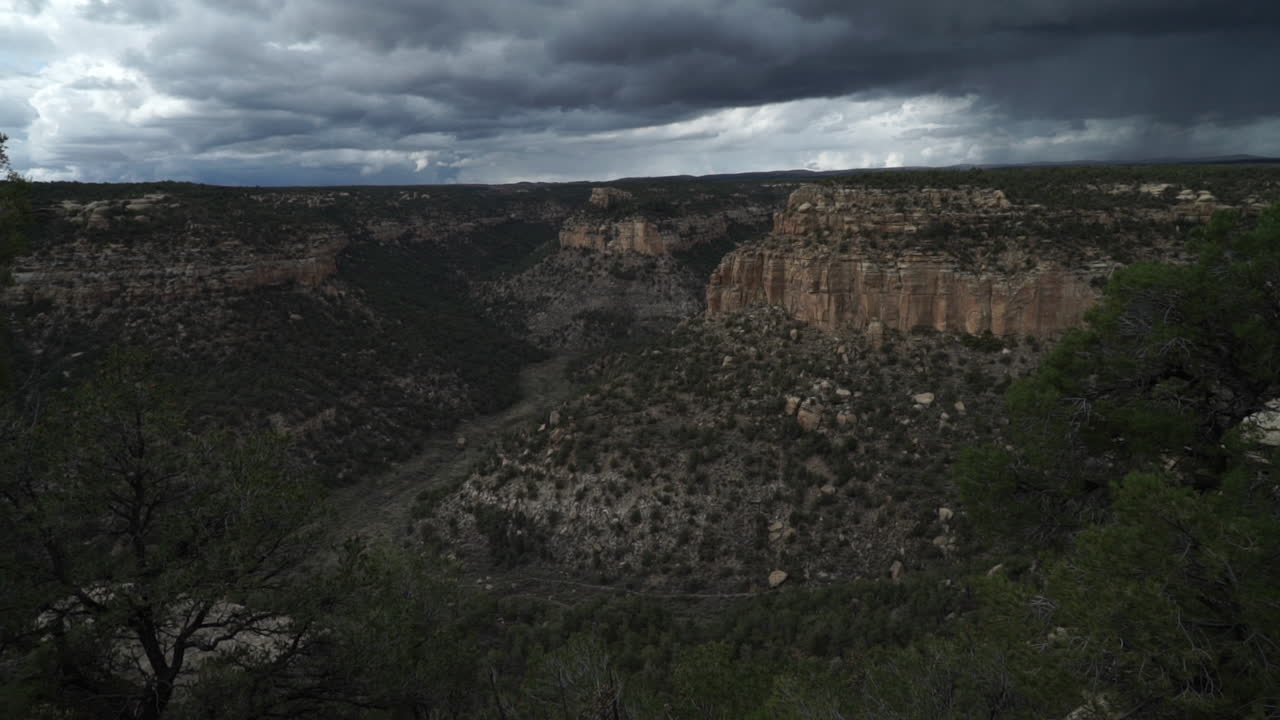 un cañón profundo bajo nubes oscuras en el suroeste