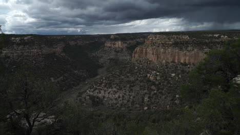 Eine-Tiefe-Schlucht-Unter-Dunklen-Wolken-Im-Südwesten