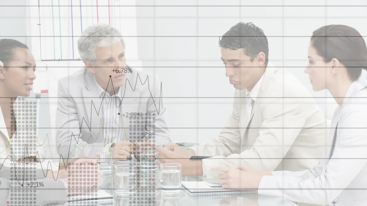 사무실에서 다양한 사업가들에 대한 금융 데이터 처리의 활성화