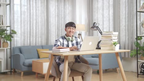 가정에서 공부하는 학생