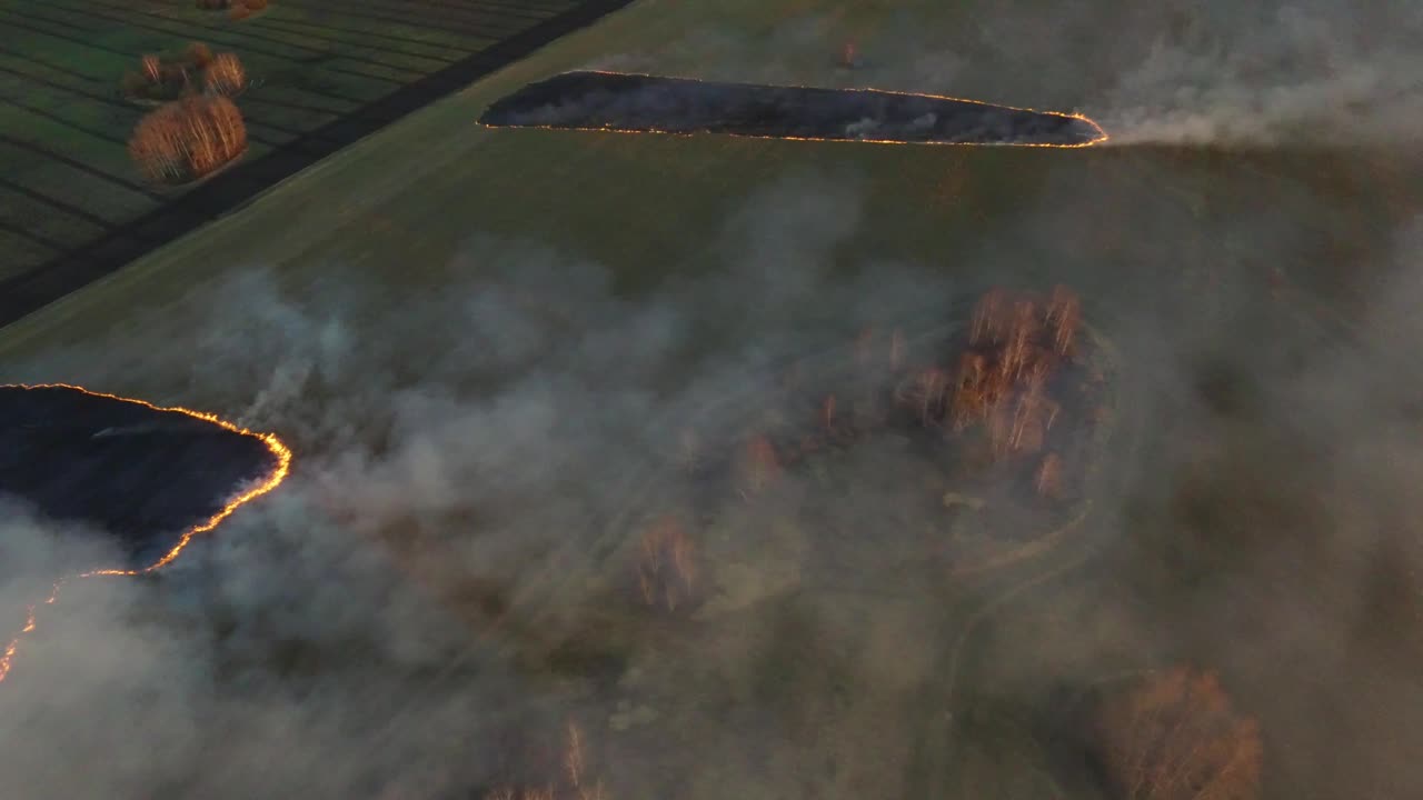 들판 화재 의 공중 사진