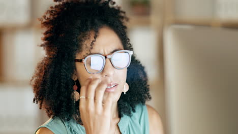 cansado, los ojos cansados y la noche con la mujer negra