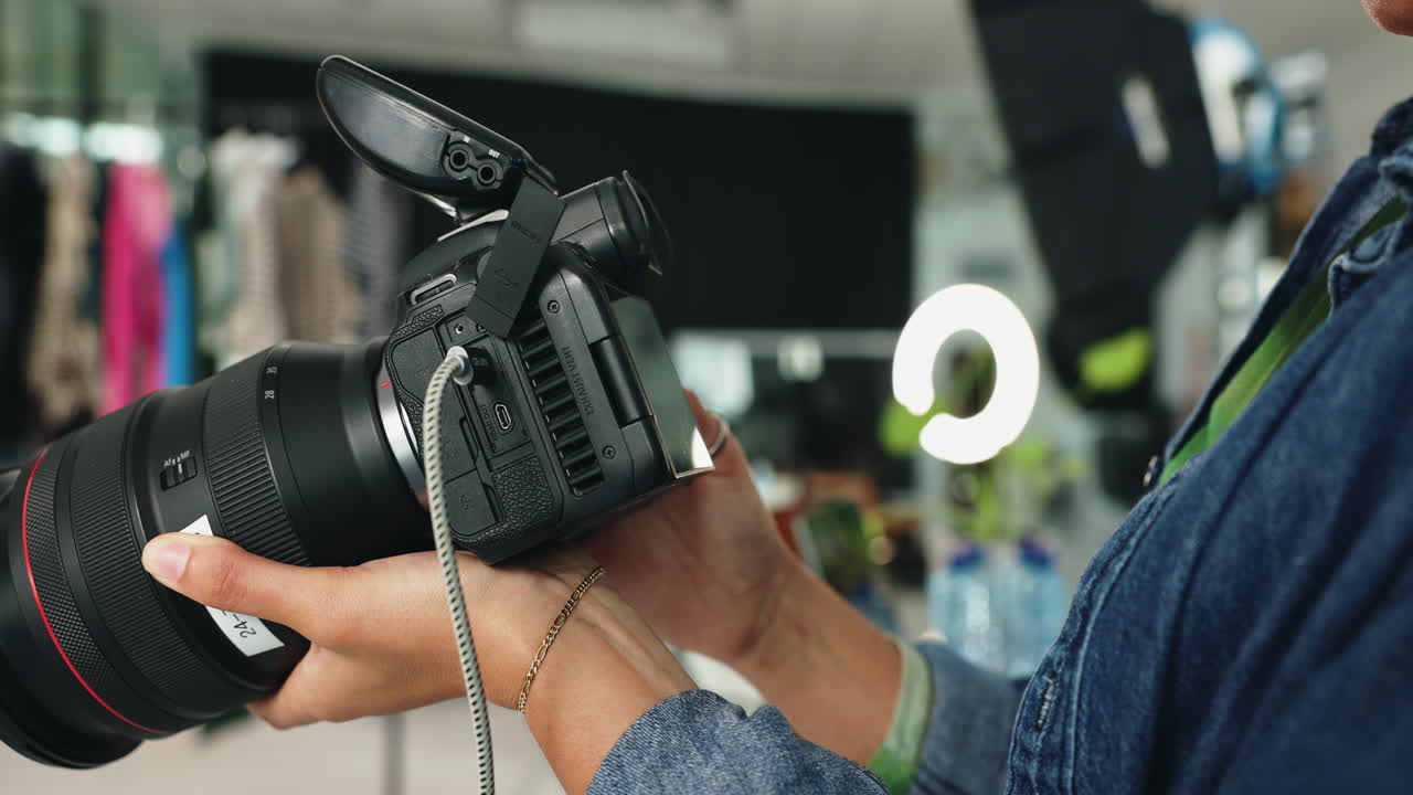 mulher verificando câmera em um estúdio de fotografia