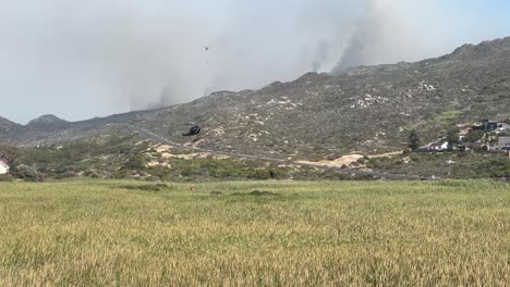 Helicóptero-De-Extinción-De-Incendios-Recogiendo-Agua.