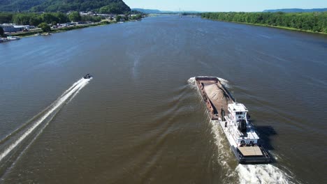 Un-Remolcador-Empuja-Una-Sola-Barcaza-De-Tierra-Hacia-El-Norte-En-El-Río-Mississippi-Más-Allá-De-Lansing,-Iowa-2