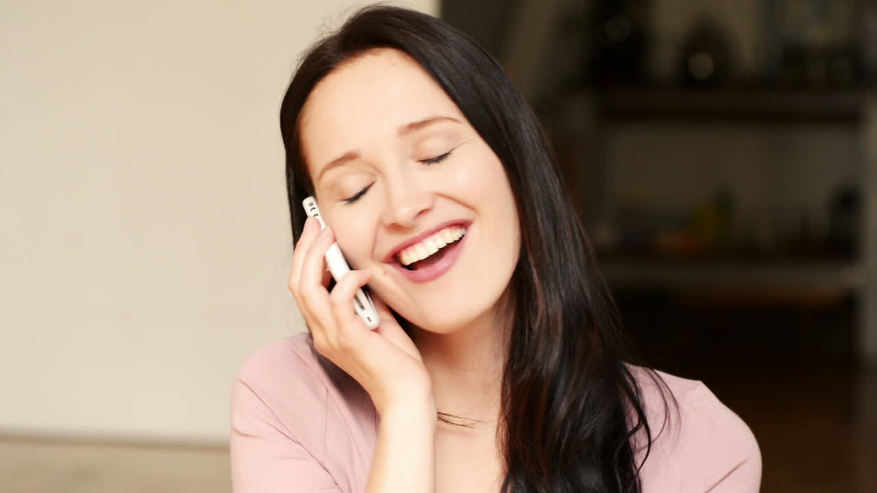 터치 스크린 장치를 만지는 여성