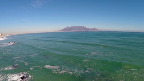 Montaña-De-La-Mesa-Al-Otro-Lado-De-La-Bahía-De-La-Mesa