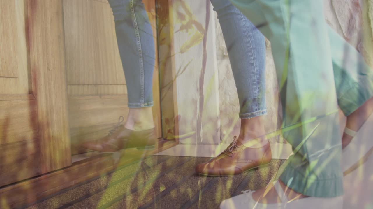 백인 여성과 그녀의 딸이 문을 열고 있는 중간 부분을 가로질러 움직이는 풀의 애니메이션