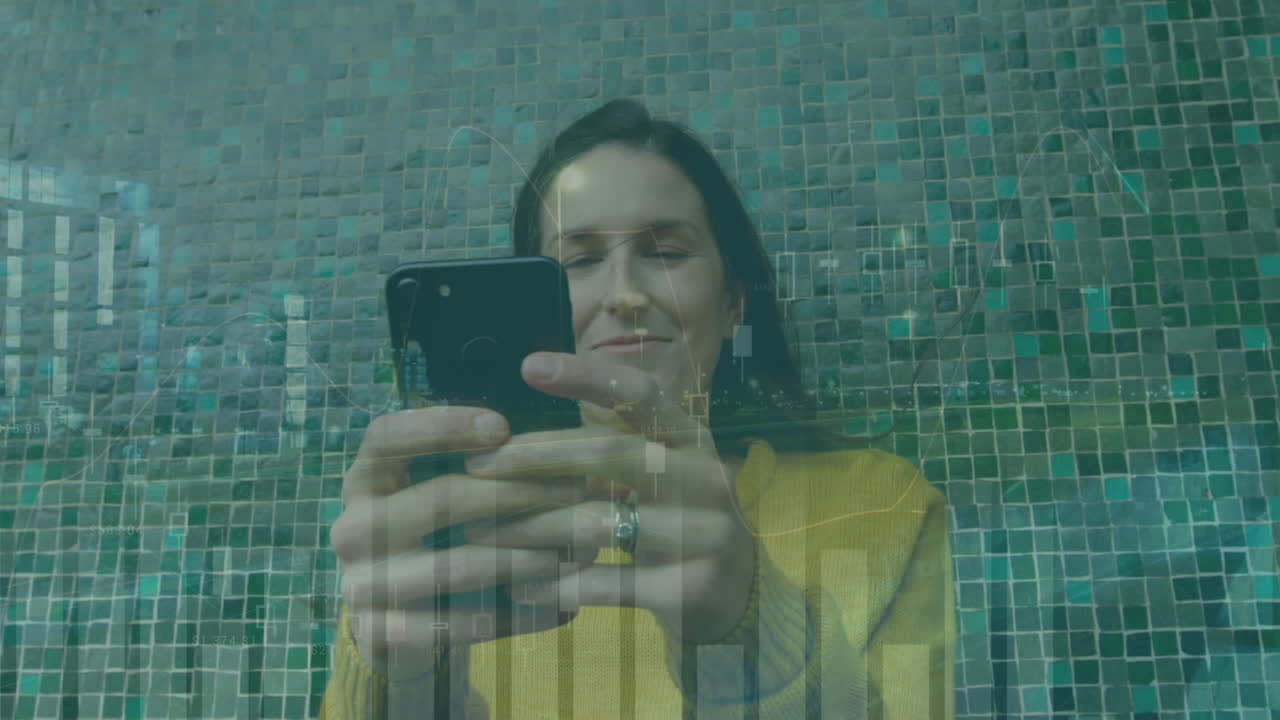 animación del procesamiento de estadísticas sobre una mujer sonriente usando un teléfono inteligente