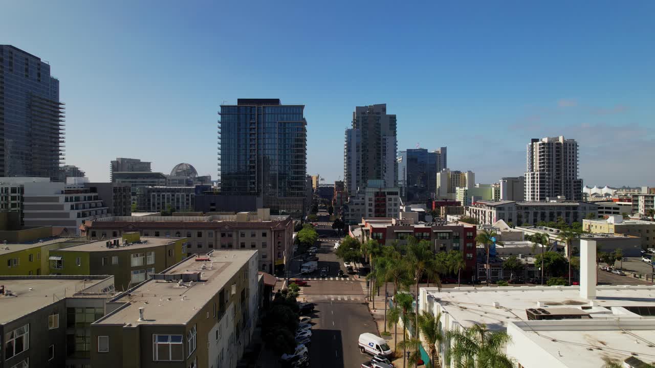 Centro di San Diego sulla nona strada, volando verso nord attraverso la via E