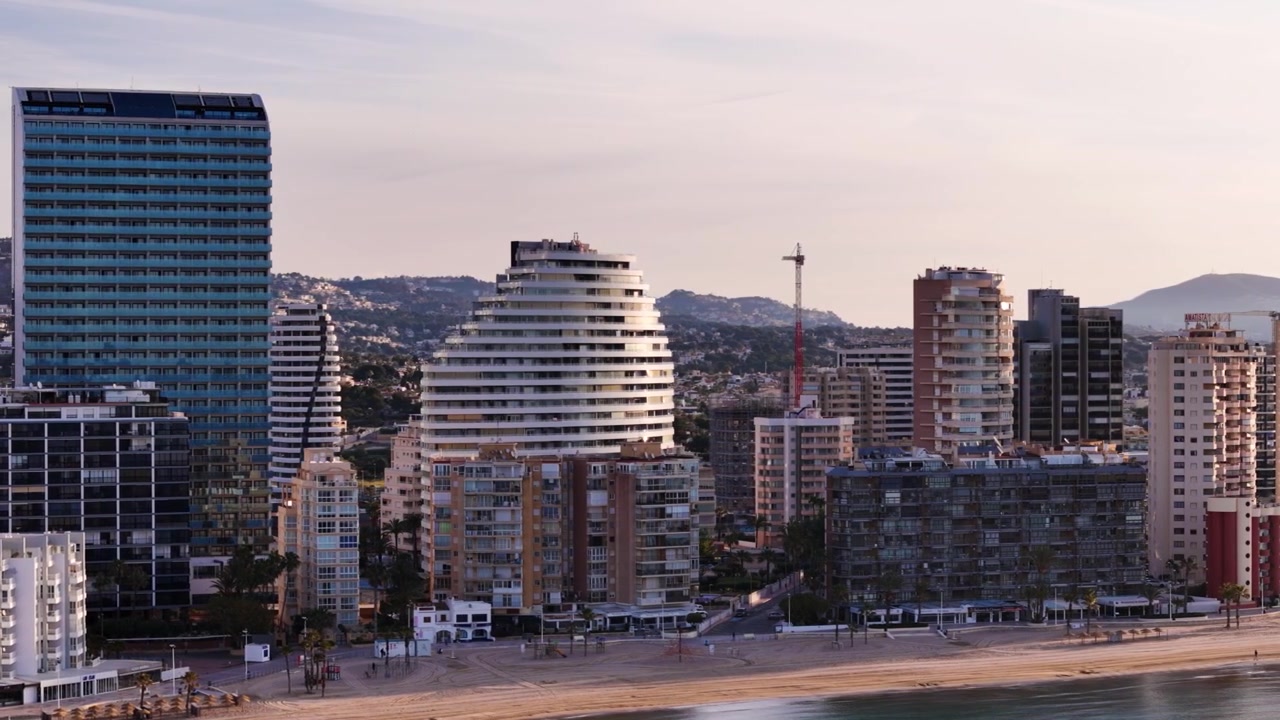 Veduta aerea dello skyline della città di Calpe con spiagge e la costa mediterranea, Spagna