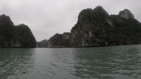 Toma-Pov-De-Una-Isla-Enclavada-Dentro-De-La-Impresionante-Bahía-De-Halong-En-Vietnam,-Capturada-Con-Una-Gopro-Desde-Un-Kayak