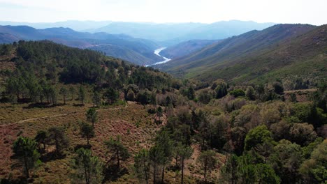 Valle-De-Montaña-Y-Colinas-En-Portugal