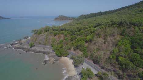 viaje relajante en la autopista captain cook con vistas panorámicas de la costa, pasando por la playa de ellis en la región de cairns, queensland