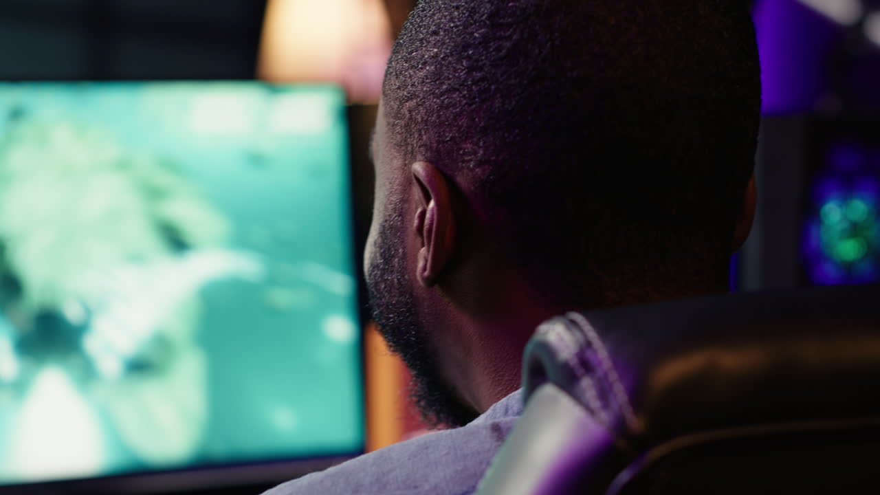 집에 있는 남자가 온라인 멀티플레이어 우주선 비디오 게임을 합니다.