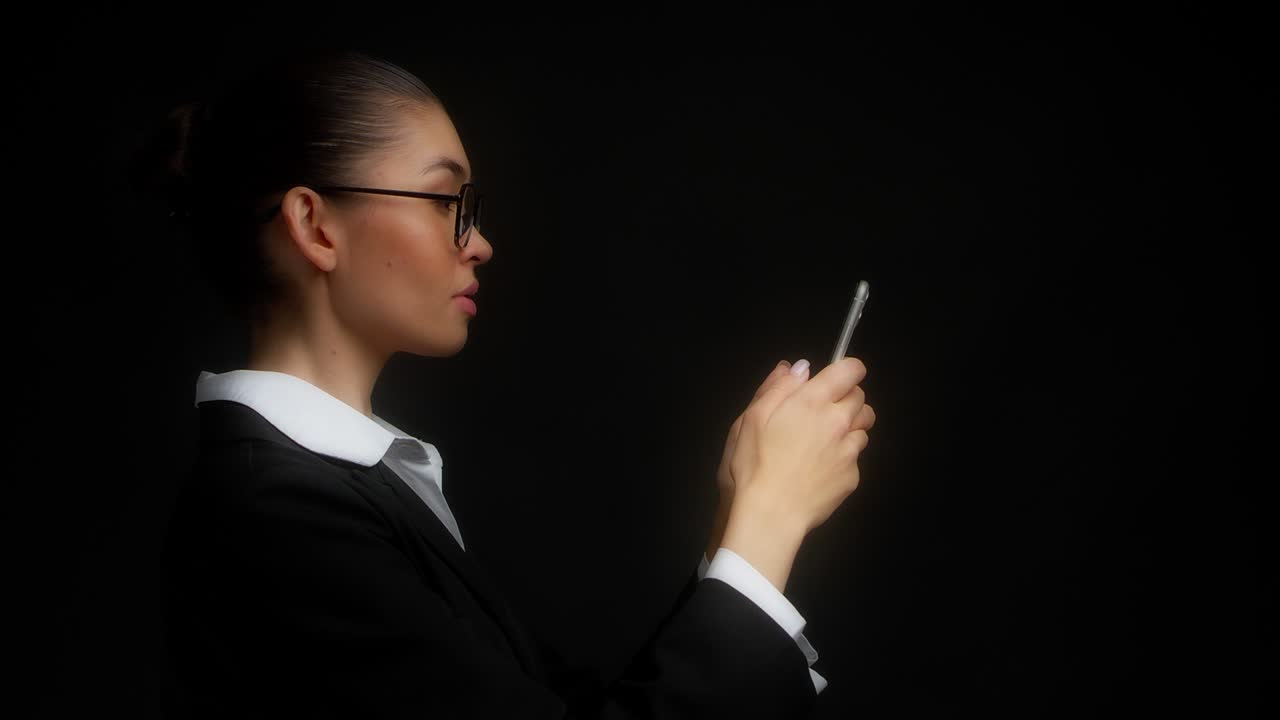 사업가 여성은 프로파일로 서서 메신저로 의사소통합니다.