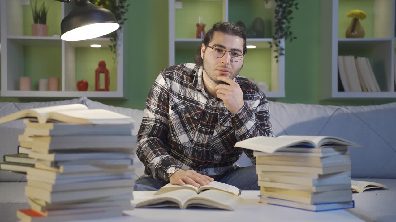 estudiante universitario pensativo y preocupado por las lecciones.