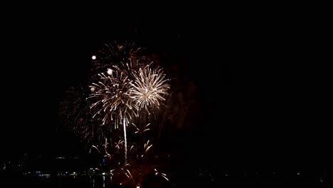 fuegos artificiales reales que explotan el relleno del marco de celebración y el bucle sin problemas desenfoque abstracto luces bokeh en el cielo nocturno con el festival de espectáculo de fuegos artificiales que brillan intensamente