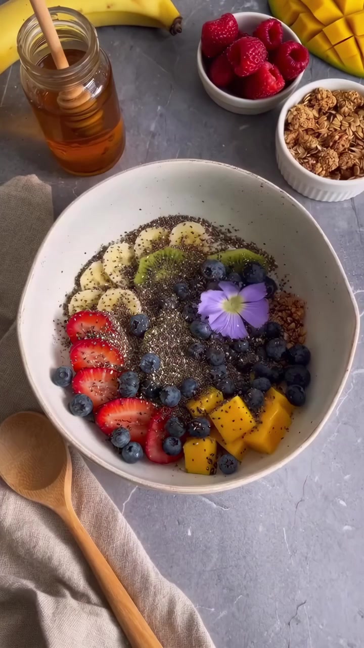 Preparando un colorido y saludable tazón de yogur con frutas y granola